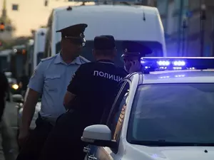 фото ЗакС Школьник пытался поджечь полицейские автомобили в Красногвардейском районе фото ЗакС политика Школьник пытался поджечь полицейские автомобили в Красногвардейском районе