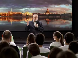 Беглов встретился с учащимися из Абхазии