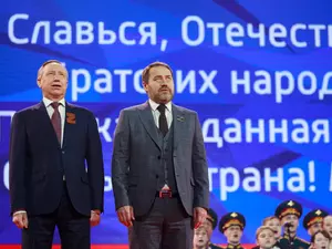 Беглов и Бельский поздравили петербуржцев с Днем народного единства