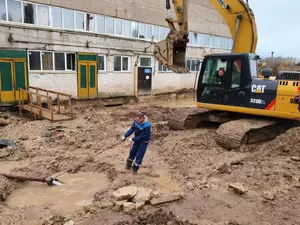Жители Волхова остались без воды из-за повреждения трубы