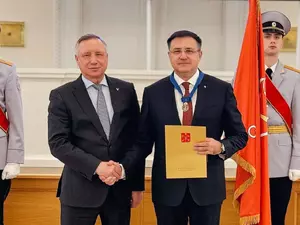 Беглов вручил Омельницкому почетный знак "За заслуги перед Санкт-Петербургом"