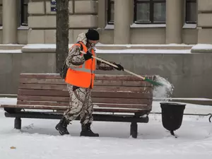 Дворники вышли на усиленную работу из-за первого снега в Петербурге