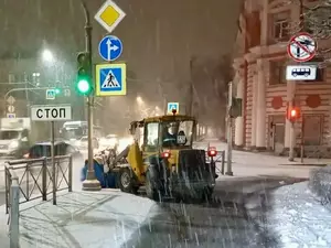 Последствия снегопада в Петербурге убирали ночью более 600 единиц техники