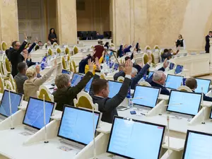 Заседание ЗакСа без Бельского началось с технических неполадок