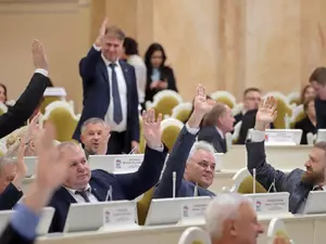 Кадры: Заседание ЗакСа 19 ноября