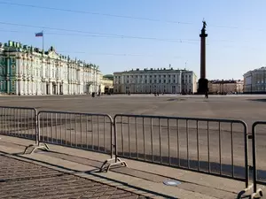 Эрмитаж благодаря Лувру смог убрать строительный городок от своих стен