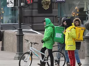 Беглов продлил на 2026 год запрет мигрантам работать таксистами и курьерами