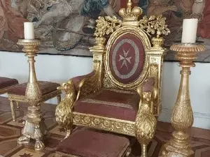 Эрмитаж потребовал взыскать более 800 тысяч рублей с севшего на трон посетителя