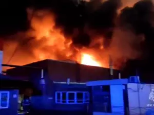 В Невском районе загорелось здание на территории Правобережного рынка