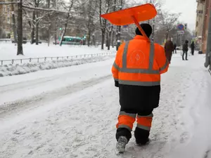 Запрет мигрантам работать в такси и доставке не привел к наплыву кадров в ЖКХ
