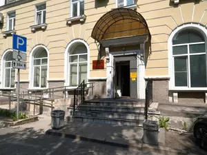 Петербурженка получила обязательные работы за флаг у окна