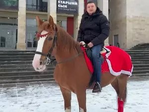 Глава МО "Семеновский" Стрелков на лошади поздравил жителей с Новым годом