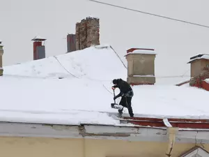 В Петербурге от снега очищены 6 из 13 тысяч кровель