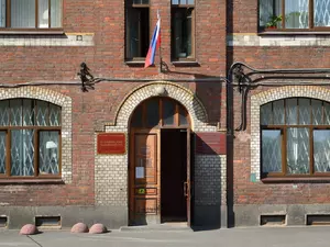 Суд назначил домашний арест подростку за выстрел в щеку прохожей у "Академ-Парка"