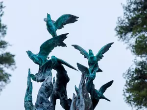 Беглов открыл памятник жертвам пандемии коронавируса