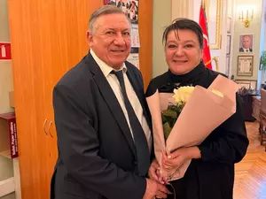 Депутат Авдеев поздравил коллегу Мельникову с Днем работника культуры