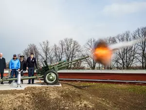 Полуденный выстрел с Петропавловской крепости посвятили годовщине создания ЛДПСС