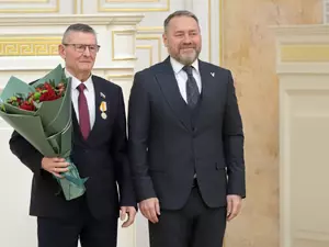 Бельский вручил Звереву медаль Минобороны