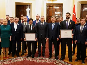 Спикер Бельский вручил Году Нисанову и Максиму Жукову знаки почетных благотворителей