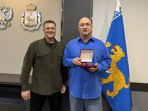 Ведерников вручил Куценко знак заслуженного работника культуры Псковской области