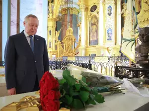 Беглов возложил цветы к могиле Петра Первого и Медному всаднику