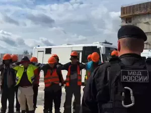 Мигранты спрятались от полиции на стройке в Петербурге во время рейда
