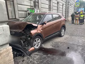 Автомобиль сбил двух пешеходов и врезался в здание на Боткинской улице