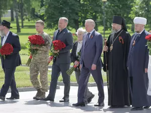 Беглов и Бельский возложили венки к монументу на Пискаревском кладбище