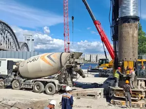 В Петербурге забетонировали первую сваю моста через Неву в составе ШМСД