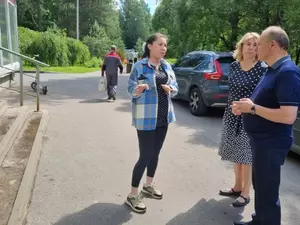 Ходосок обеспокоился ремонтом крыльца у "Пятерочки" в Песочном
