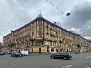 С дома на Большой Зелениной рухнул кусок фасада