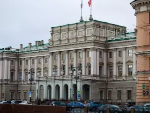 Депутаты уполномочат Смольный защищать историческую правду