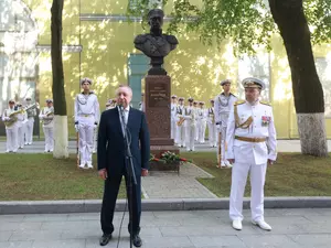 Бюст Нахимова открыли в сквере Главного Адмиралтейства