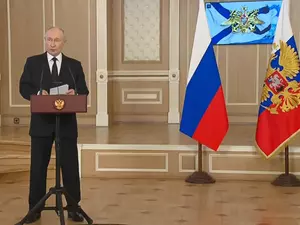 Путин вручил в Адмиралтействе награды военным морякам