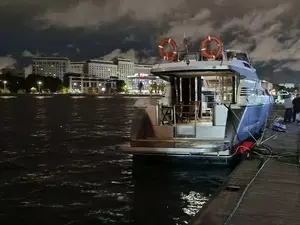 На Малой Невке столкнулись теплоход и катер