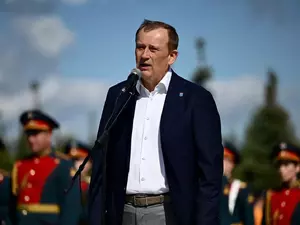 Дрозденко возложил цветы к мемориальному комплексу в Зайцево