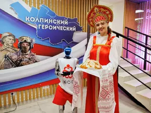 На выставке достижений Колпинского района Беглову показали танцующего робота