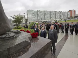Беглов и делегация Вьетнама возложили цветы к памятнику Хо Ши Мину
