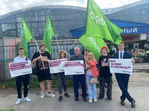 Полиция прервала согласованный "пикет мира" новгородского "Яблока"