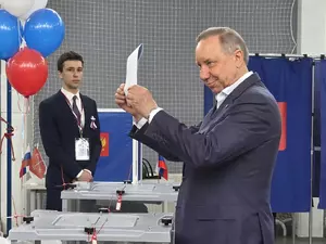 Беглов проголосовал в УИК №153 на улице Кораблестроителей