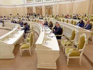 ГИК распределила пять мандатов ЗакСа после ухода депутатов в Госдуму