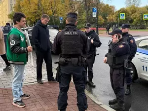Костров вышел с пикетом против реорганизации роддома