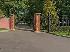 У Новодевичьего кладбища строят здание без разрешения