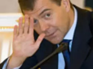 Медведев будет увольнять чиновников, затягивающих исполнение его поручений